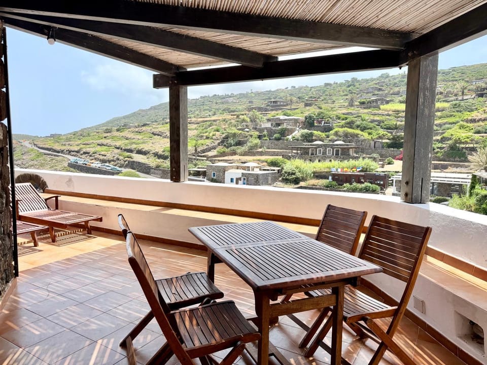 Property building, Natural landscape, Balcony/Terrace