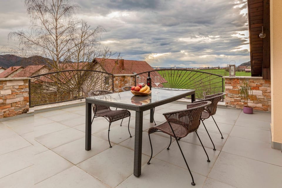 View (from property/room), Balcony/Terrace, Dining area