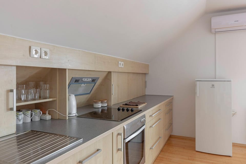 Kitchen or kitchenette, pet friendly, stove
