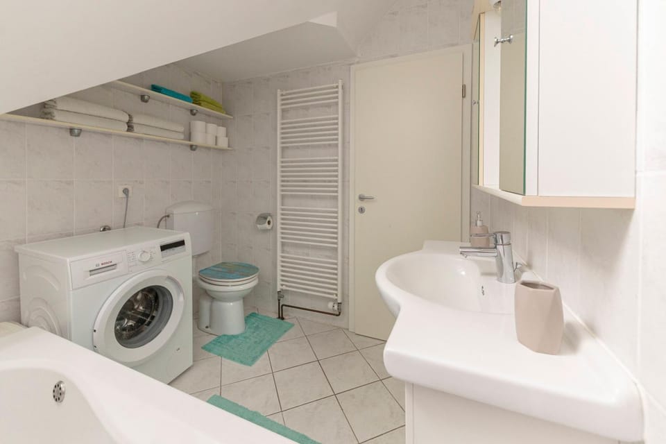 Toilet, Bathroom, towels, washing machine