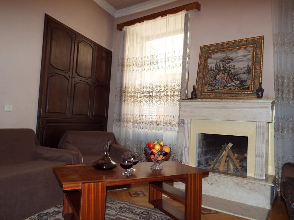 Living room, Seating area, Dining area, Drinks, Alcoholic drinks, flat iron