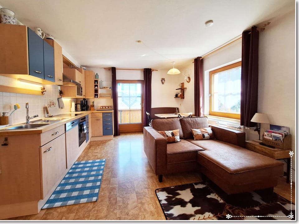 Kitchen or kitchenette, Seating area