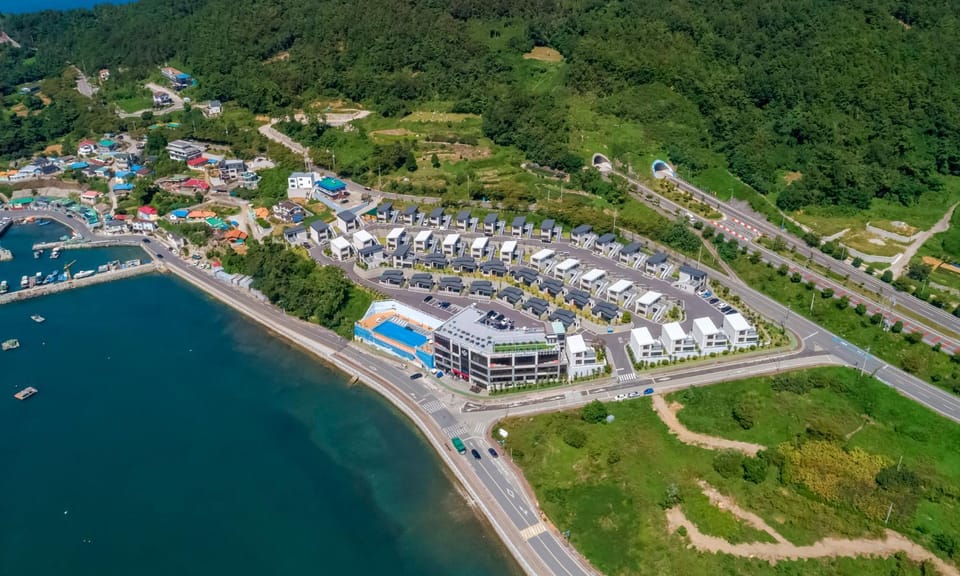 Property building, Natural landscape, Bird's eye view, Sea view, Street view, Parking
