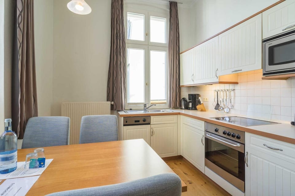 Kitchen or kitchenette, Photo of the whole room, Dining area