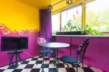 TV and multimedia, View (from property/room), Seating area, Bedroom, Garden view