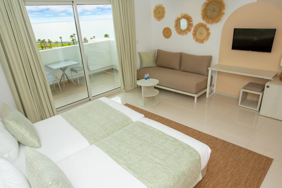 Bed, Living room, Photo of the whole room, Seating area, Bedroom