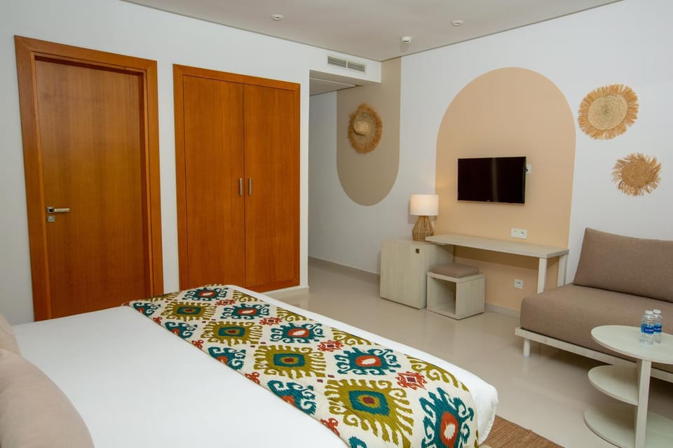 Bed, TV and multimedia, Photo of the whole room, Bedroom, wardrobe, air conditioner