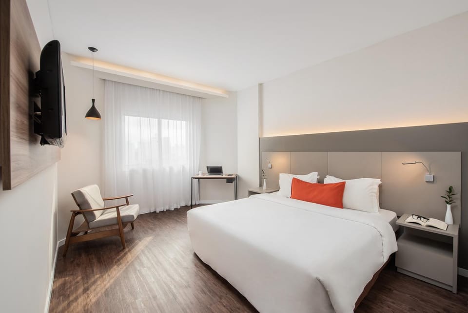 Photo of the whole room, City view