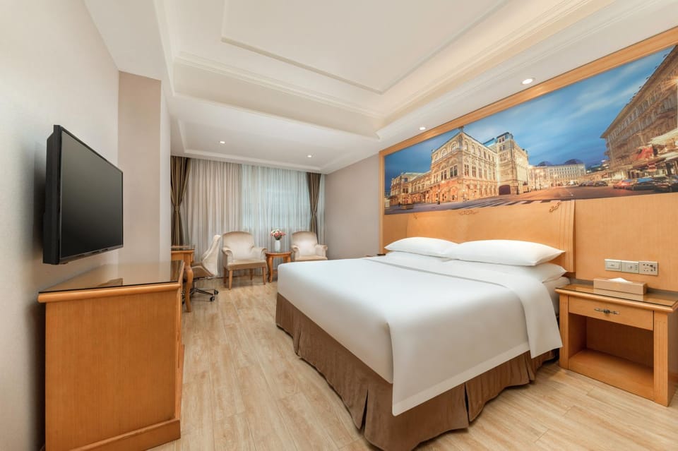 Bed, TV and multimedia, Bedroom