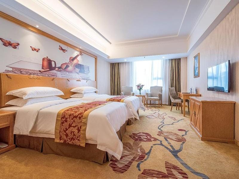 Vienna International Hotel Shenzhen Bantian Jihua Road Shangxue Hotel in Shenzhen