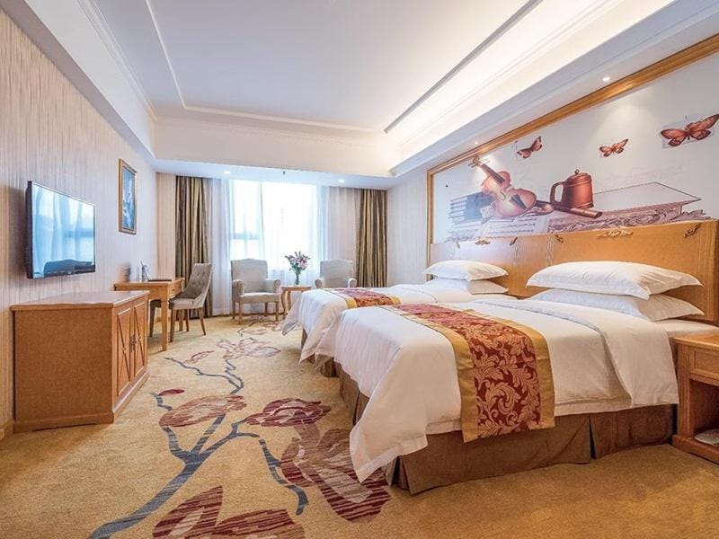Vienna International Hotel Shenzhen Bantian Jihua Road Shangxue Hotel in Shenzhen