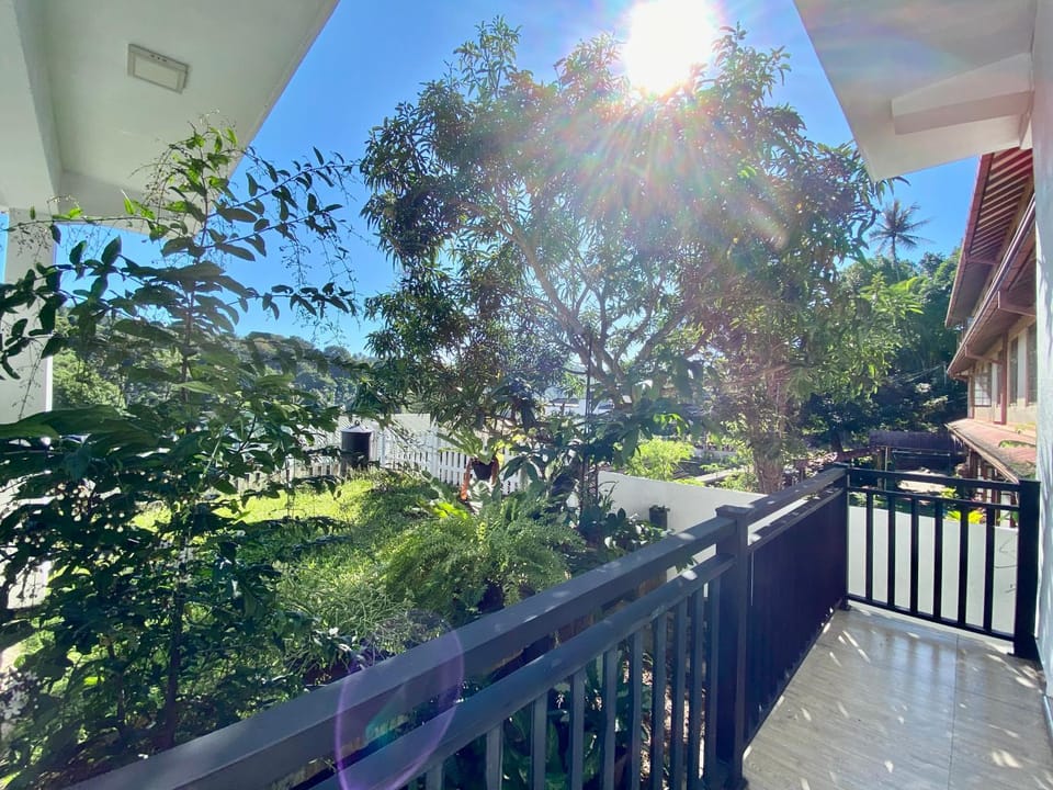 Mountain White Villa by Sunrise Villa in Kandy