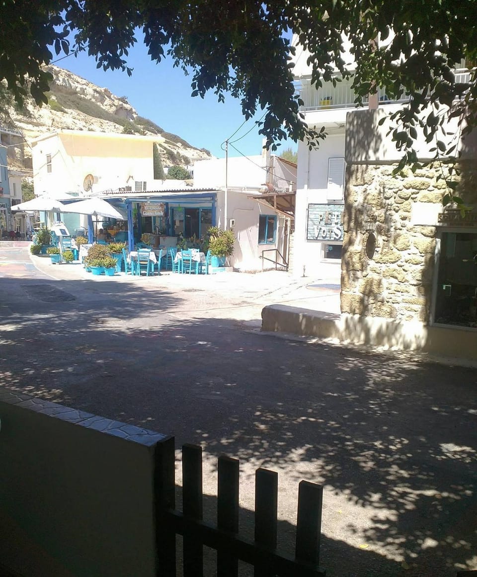 Restaurant/places to eat, Neighbourhood, Balcony/Terrace, Beach, Shopping Area