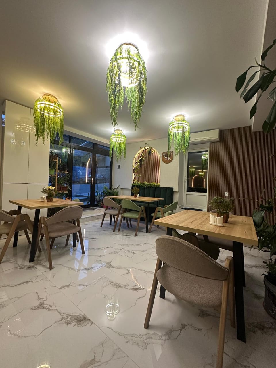 Restaurant/places to eat, Dining area