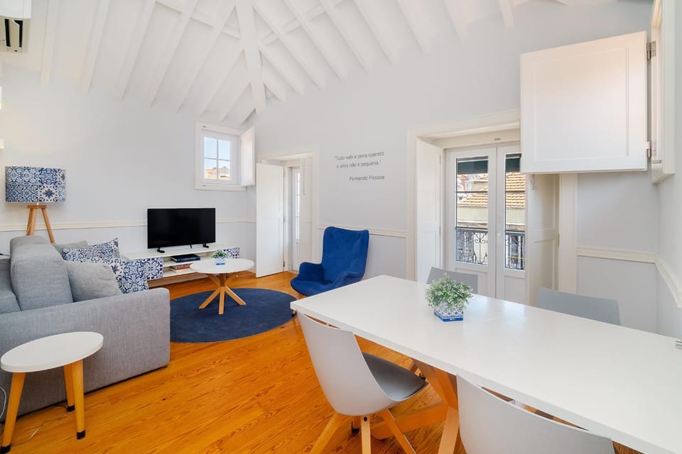 TV and multimedia, Living room, Seating area, Dining area