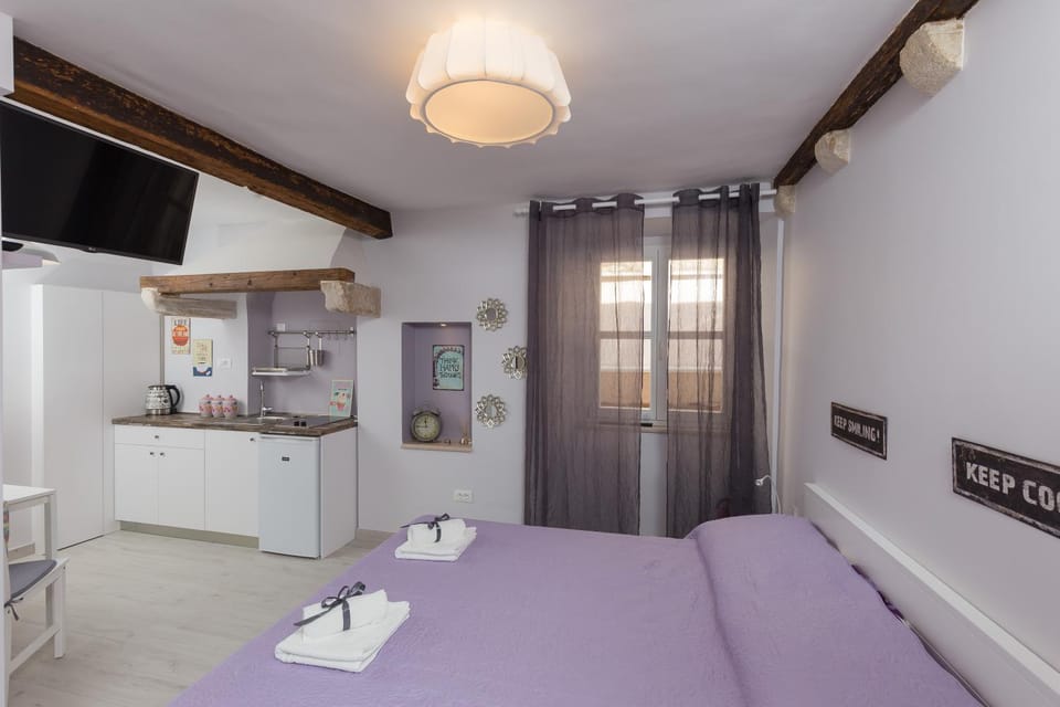 Kitchen or kitchenette, Bedroom