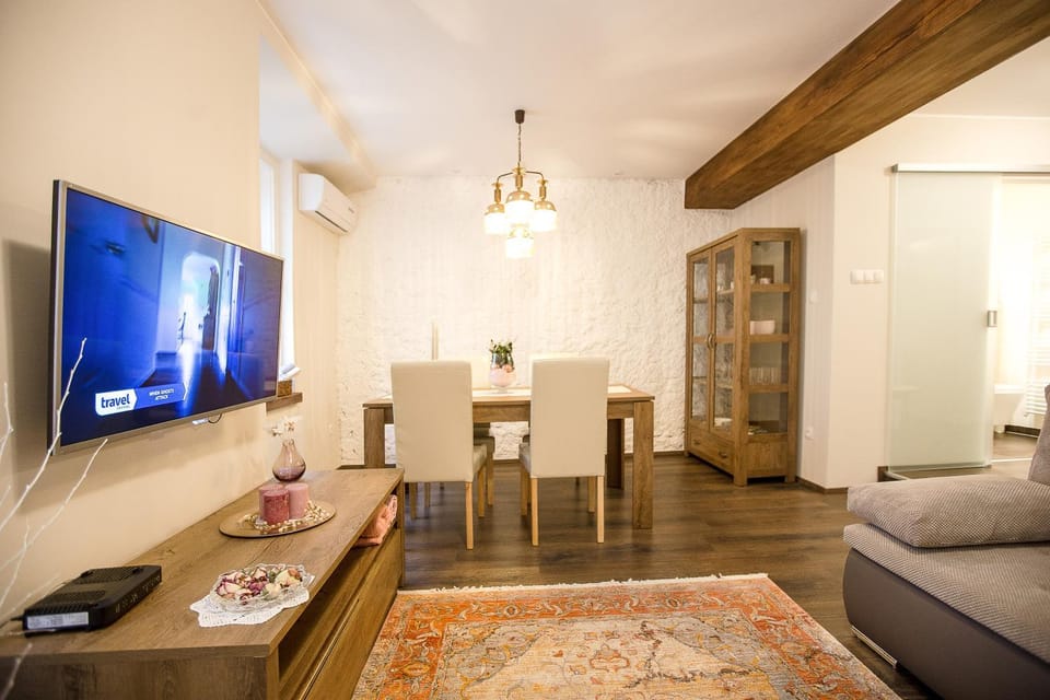TV and multimedia, Living room, Dining area
