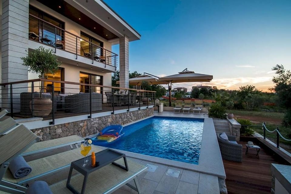 Property building, Garden, Balcony/Terrace, Seating area, Dining area, Sea view, Swimming pool