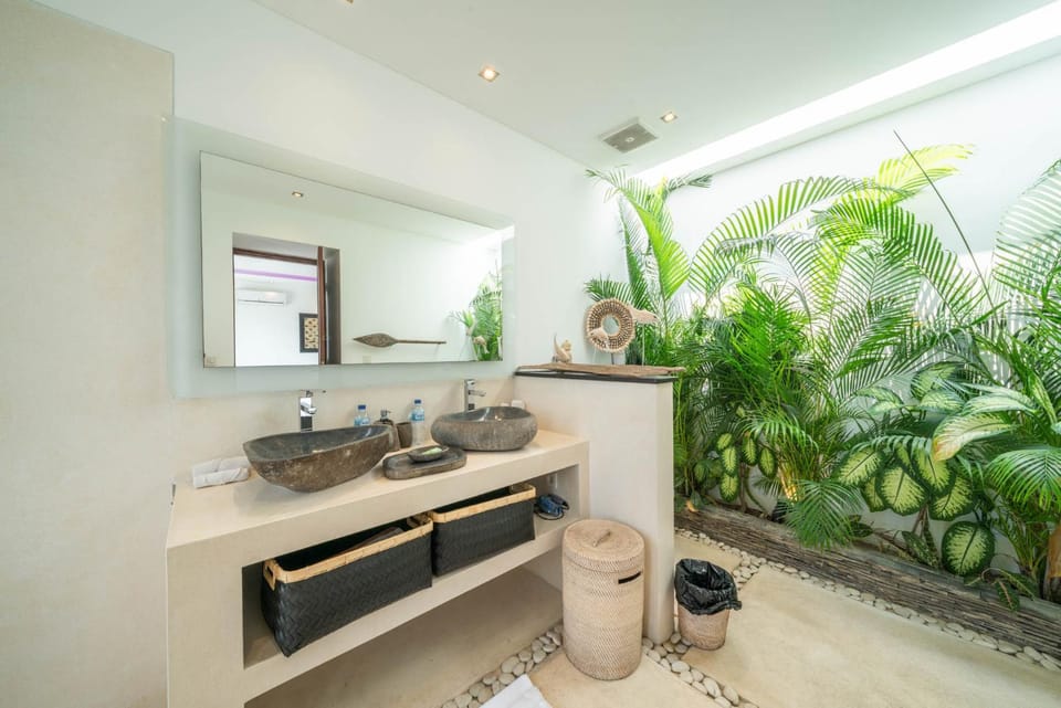 Shower, Toilet