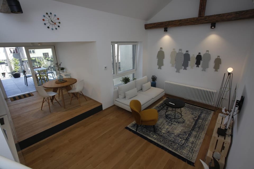 TV and multimedia, Living room, Seating area, Dining area