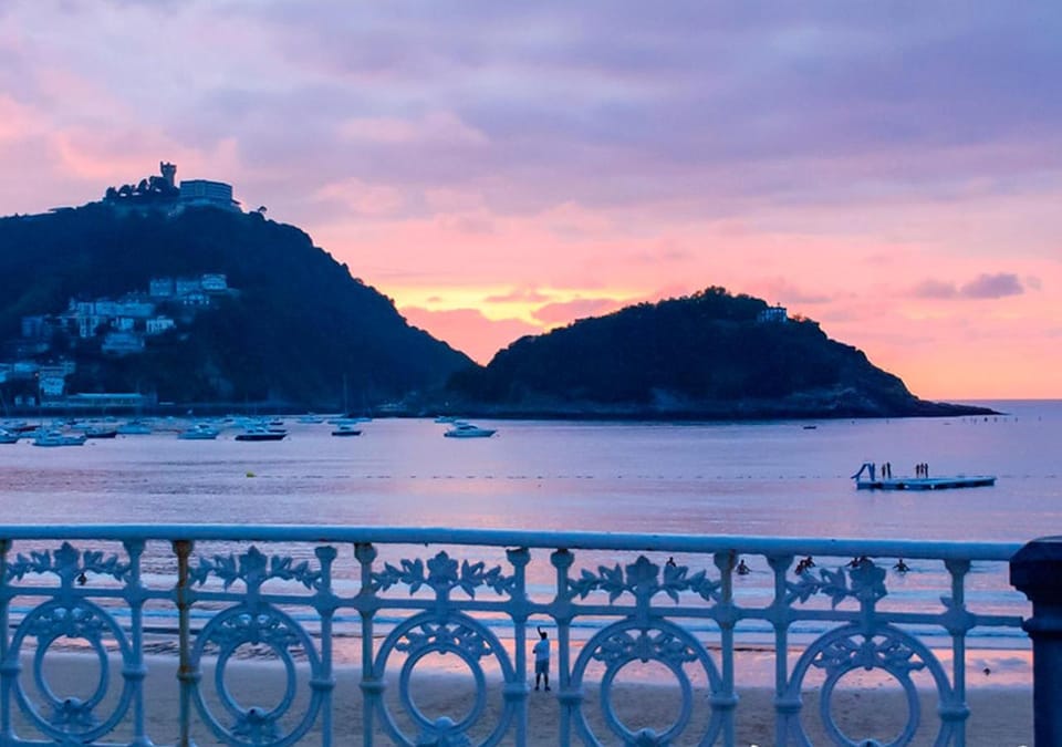 San Sebastián VERY NICE apartment 100m from La Kontxa Beach Apartment in San Sebastian