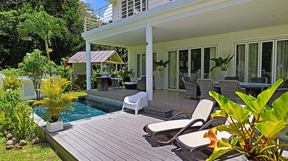 Property building, Patio, Spring, Day, Garden, View (from property/room), Balcony/Terrace, Balcony/Terrace, Living room, Seating area, Garden view, Pool view, Swimming pool, Swimming pool, sunbed