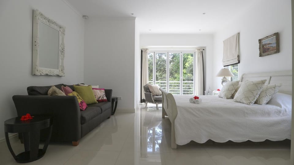 Bed, Living room, Photo of the whole room, Seating area, Bedroom, towels