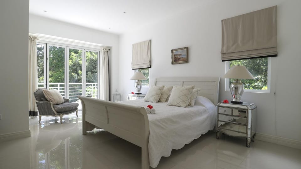 Bed, Living room, Photo of the whole room, Seating area, Bedroom, towels
