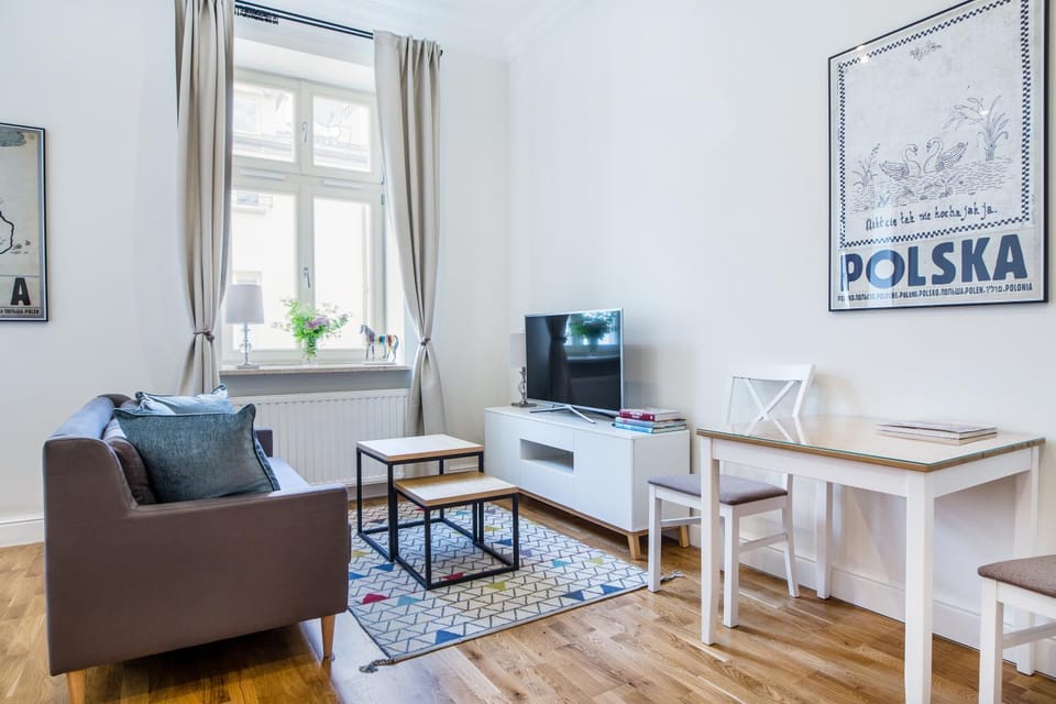 TV and multimedia, Seating area, Bedroom