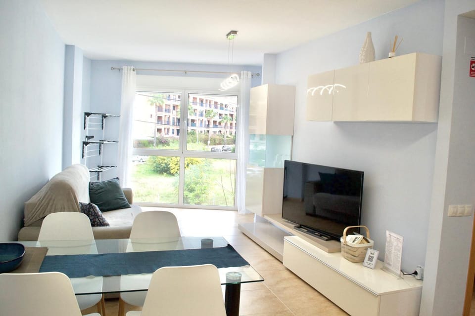 TV and multimedia, View (from property/room), Photo of the whole room, Dining area, City view