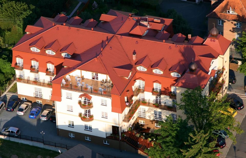 Property building, Day, Balcony/Terrace