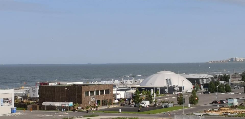 Nearby landmark, Restaurant/places to eat, Natural landscape, Nightclub / DJ, Other, Beach, Evening entertainment, Area and facilities, Entertainment