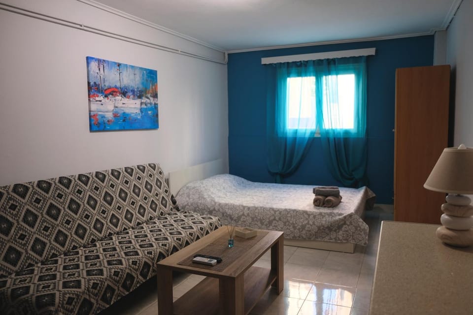 Bed, Living room, Photo of the whole room, Seating area, Bedroom