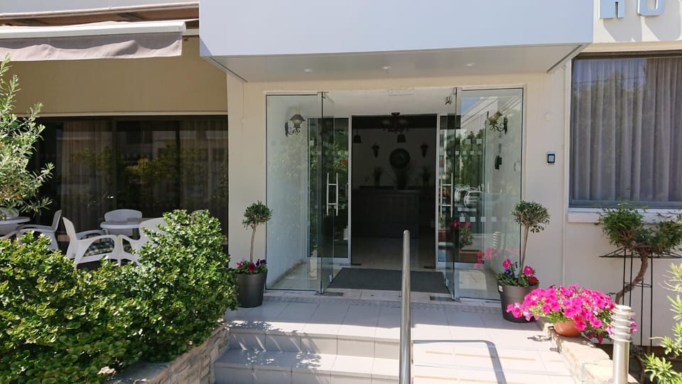 Facade/entrance