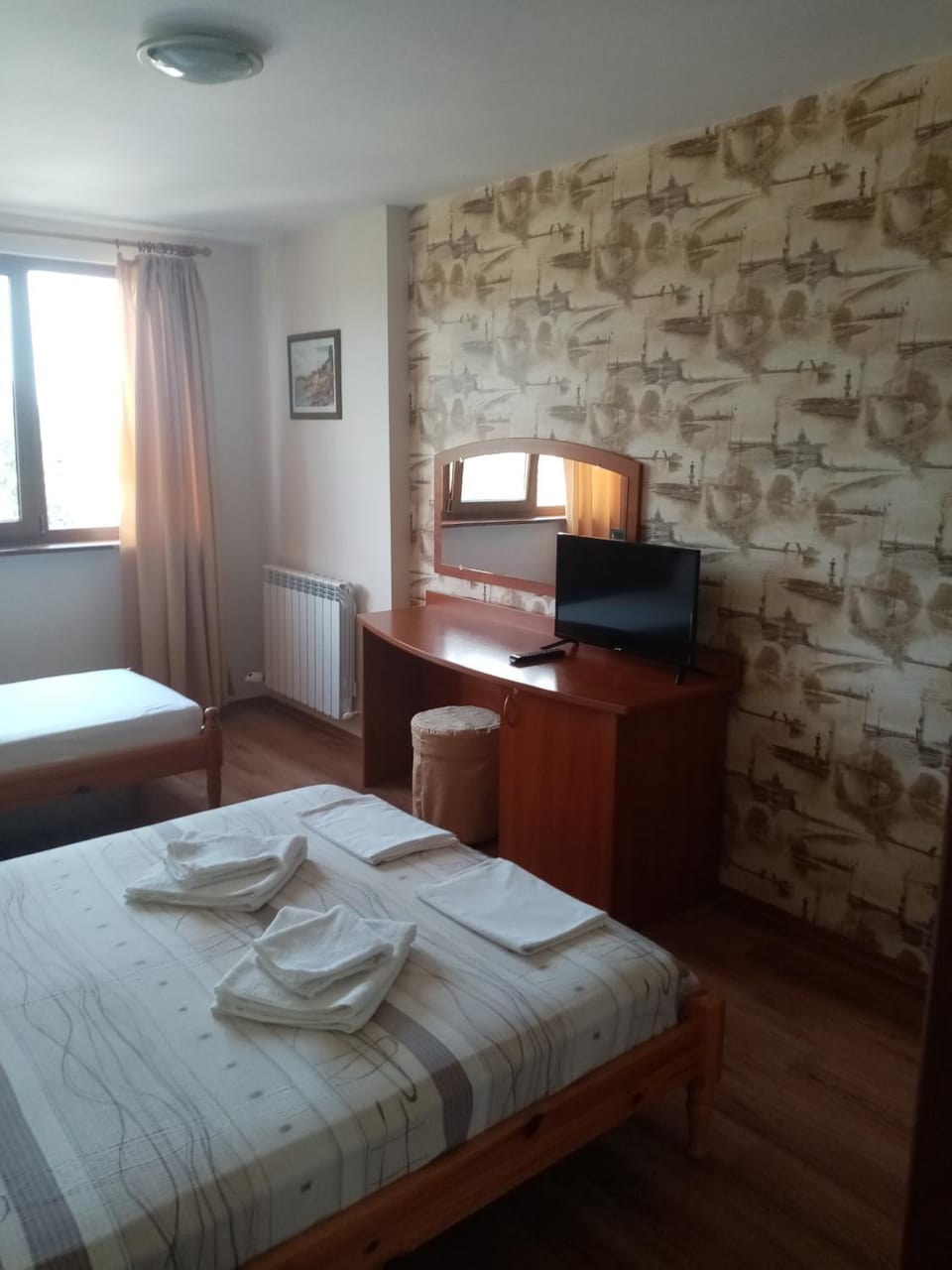 Bed, TV and multimedia, Photo of the whole room, Seating area, Bedroom