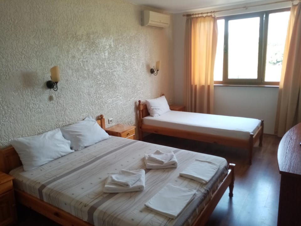 Bed, Photo of the whole room, Bedroom, Street view
