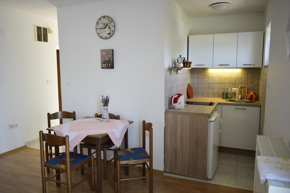 Kitchen or kitchenette, Dining area