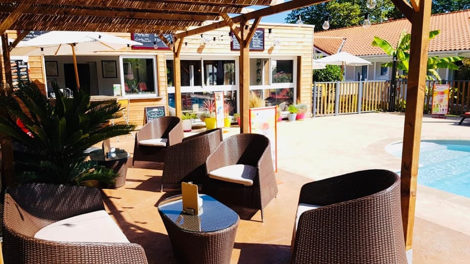 Patio, Lounge or bar