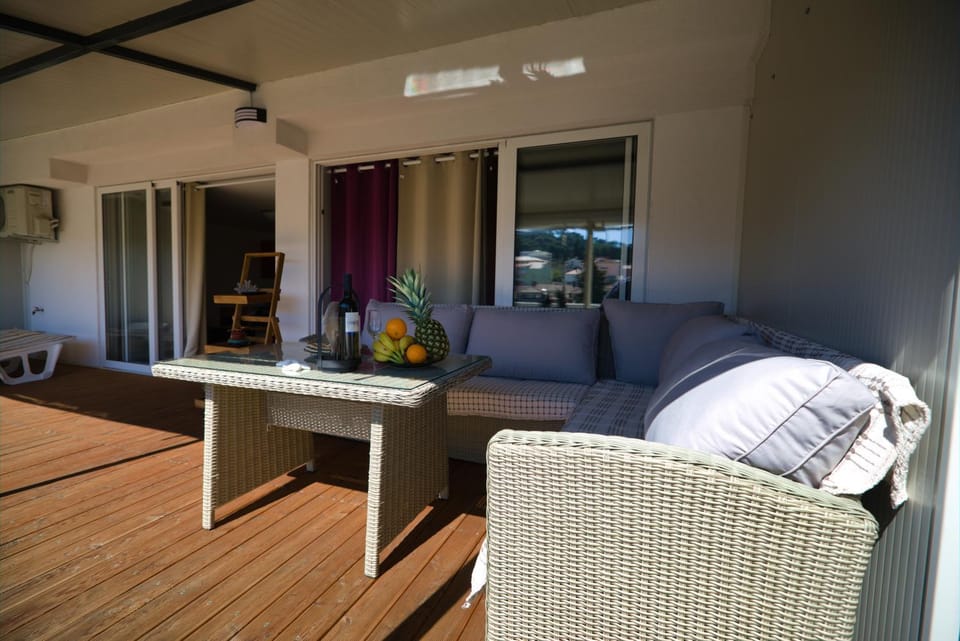 Coffee/tea facilities, Balcony/Terrace, Food and drinks, Seating area, Dining area