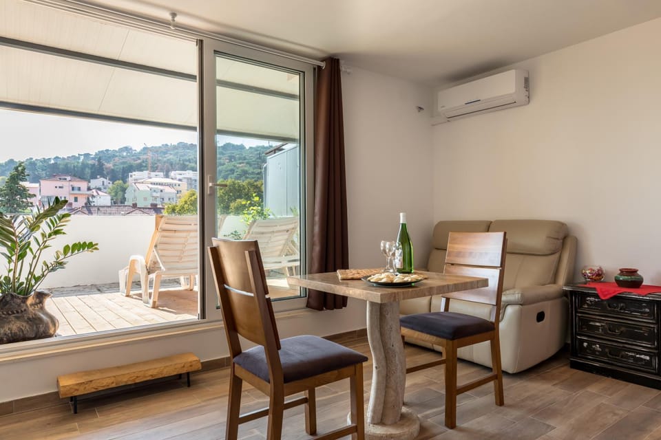 Balcony/Terrace, Living room, Decorative detail, Seating area, Dining area