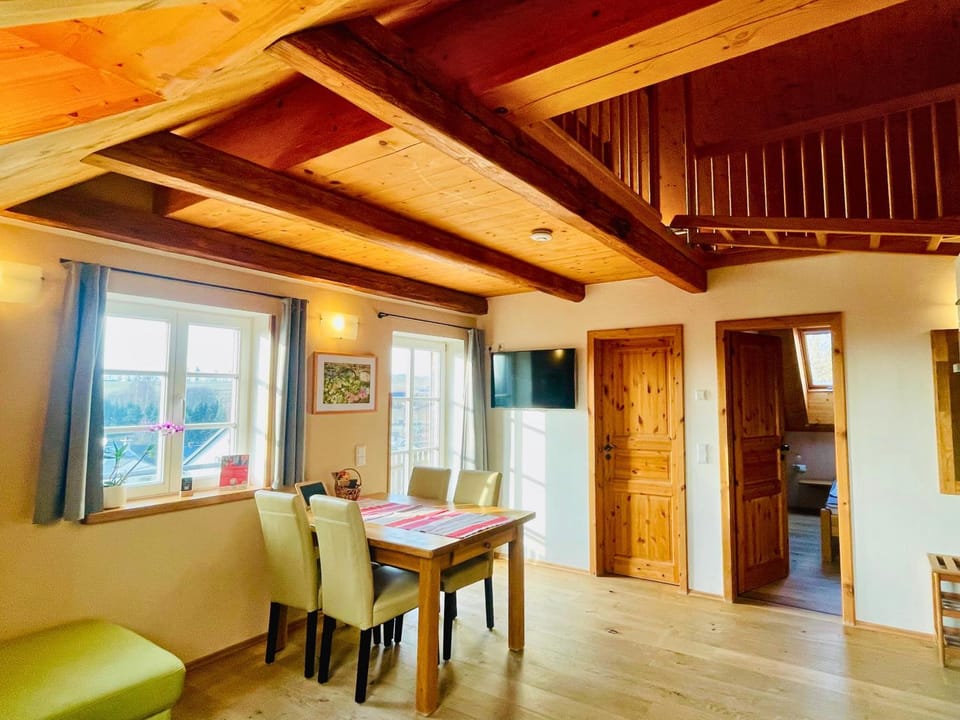 TV and multimedia, Living room, Seating area, Dining area