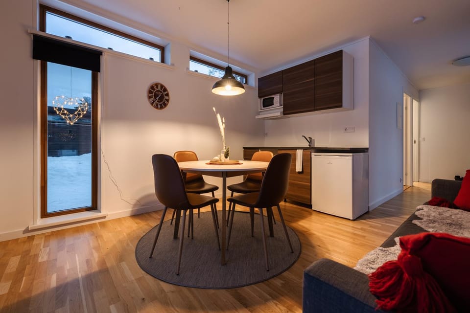 Property building, Kitchen or kitchenette, Dining area, Food, kitchen, kitchen