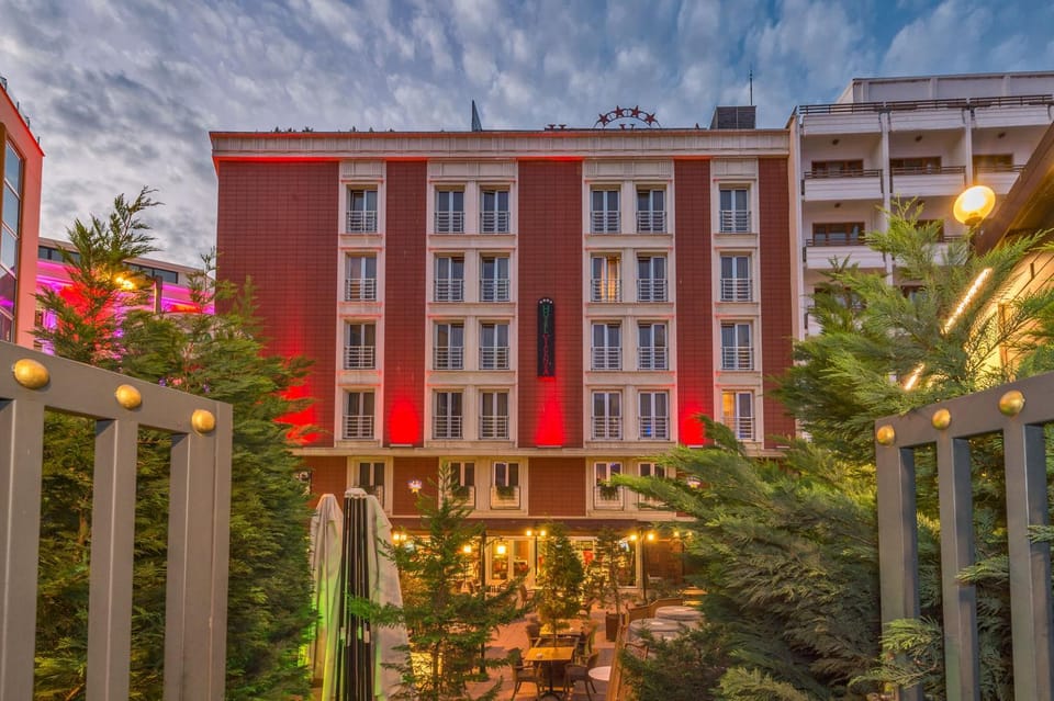 Property building, Day, Garden, Garden view, Dinner