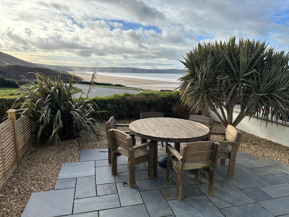 View (from property/room), Balcony/Terrace, Seating area, Dining area, Sea view