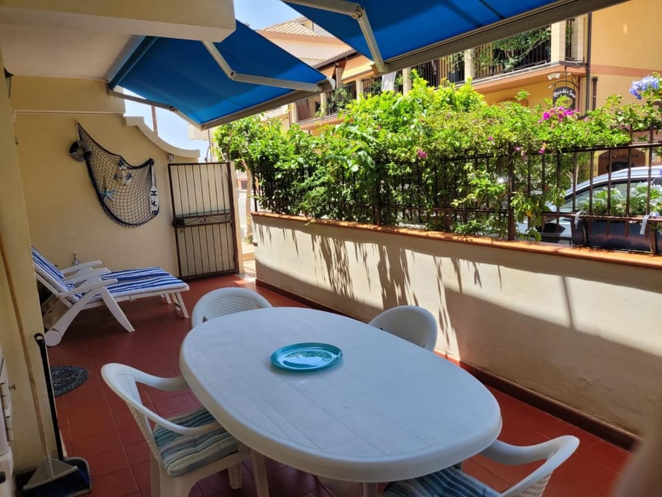 My Little House - appartamento con patio e parcheggio privato a 5 minuti dalla spiaggia e dal centro Apartment in Tropea