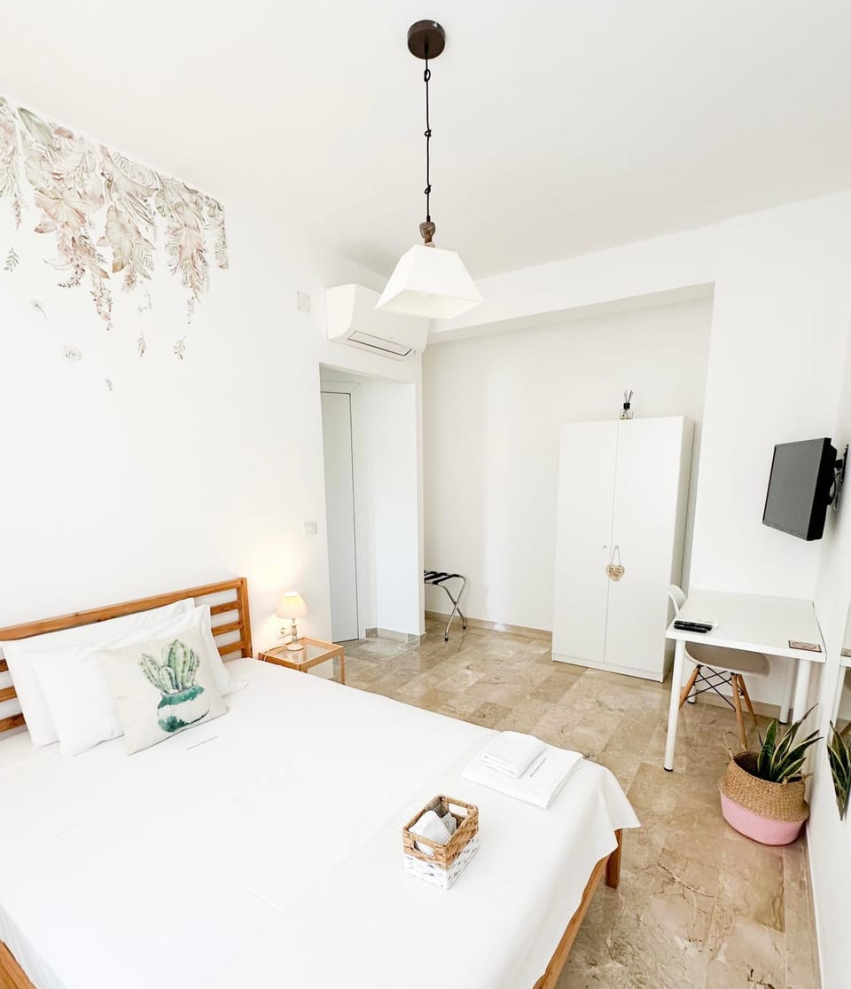 Photo of the whole room, Bedroom