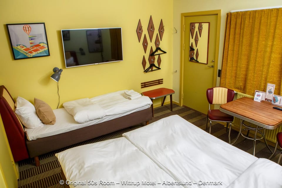 Communal lounge/ TV room, Bed, TV and multimedia, Living room, Photo of the whole room, Decorative detail, Seating area, Dining area, Bedroom, Area and facilities