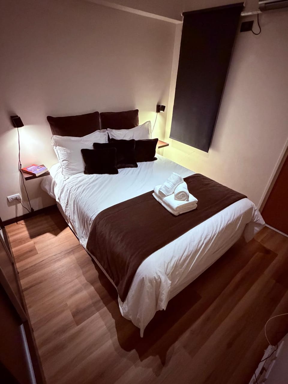 Bed, TV and multimedia, Photo of the whole room, Bedroom, towels, air conditioner