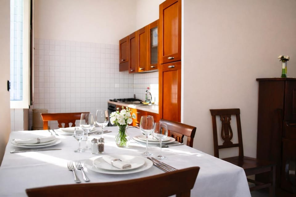 Kitchen or kitchenette, Dining area