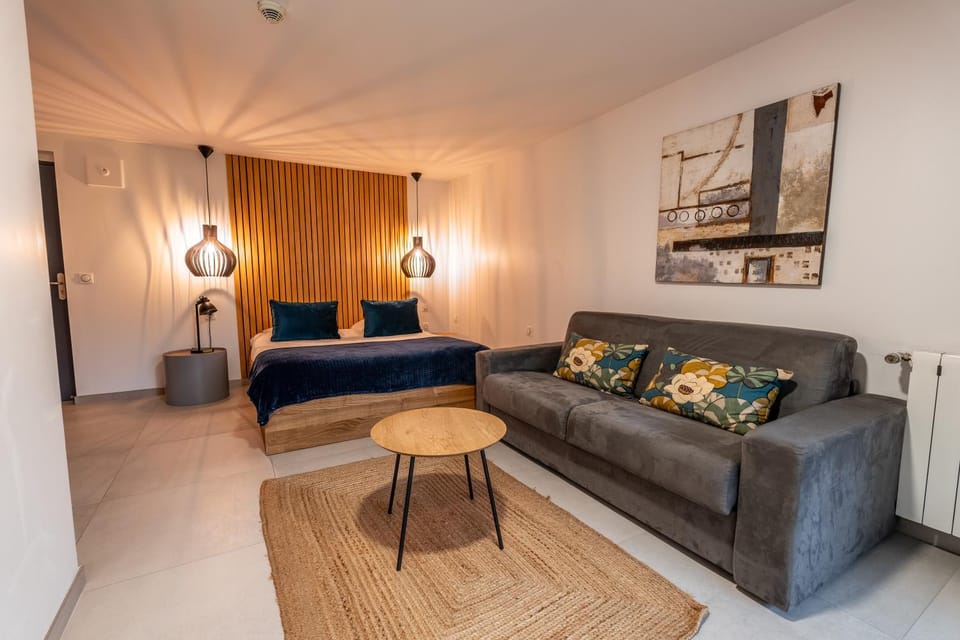 Patio, Bed, TV and multimedia, Coffee/tea facilities, Balcony/Terrace, Living room, Photo of the whole room, Seating area, Bedroom, Pets, Garden view, Swimming pool